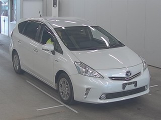 Toyota Prius Alpha 2014 года