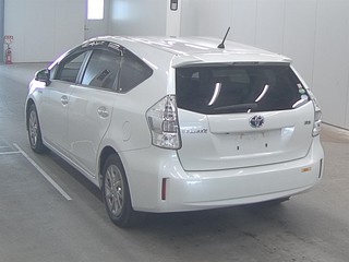 Toyota Prius Alpha 2014 года
